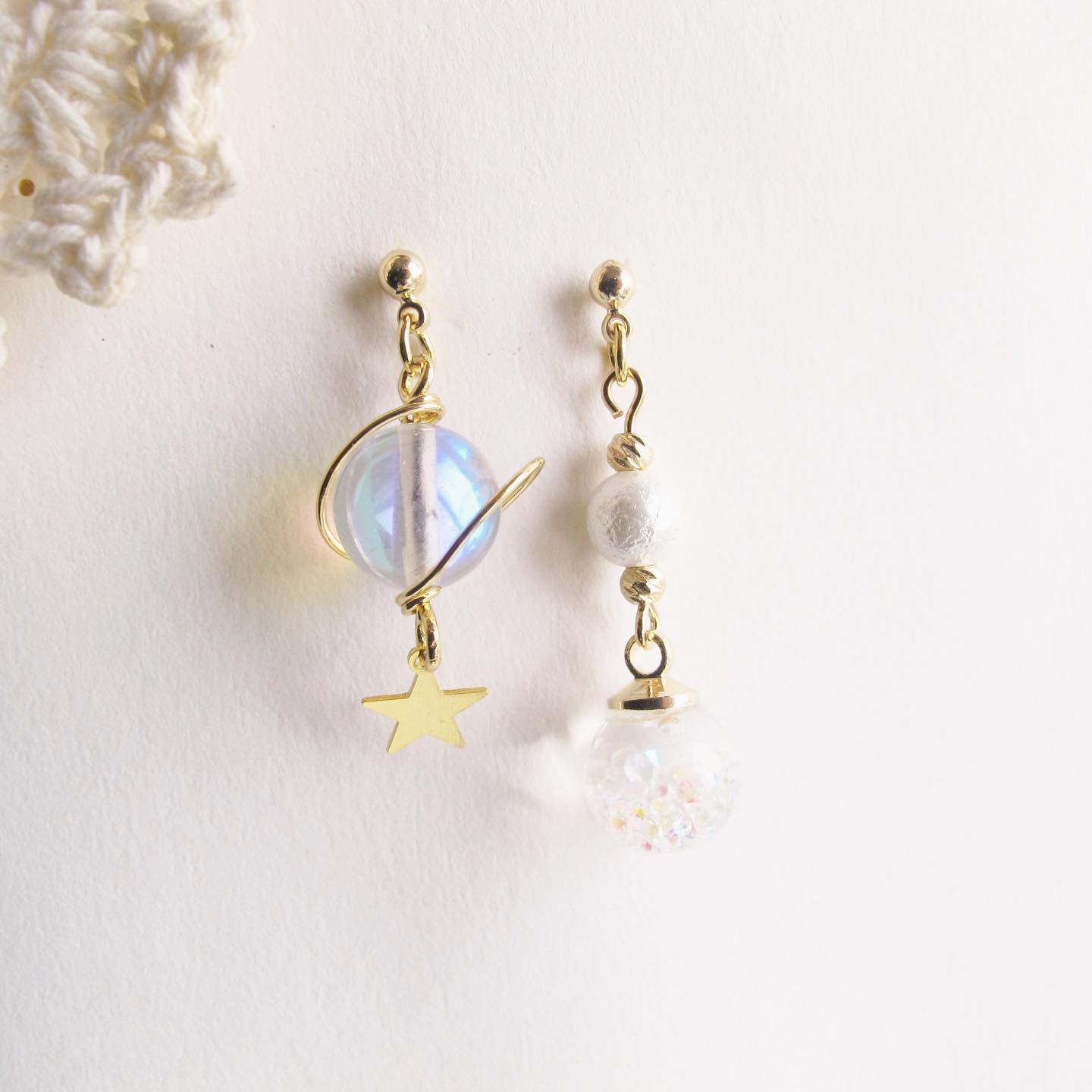 土星不對稱流沙水晶球耳環