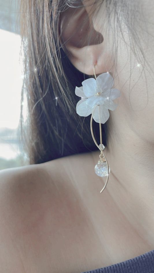 香港手作耳環 - 雪紡繡球花水晶球耳環 流線款 上耳圖 (Handmade Earrings HK)