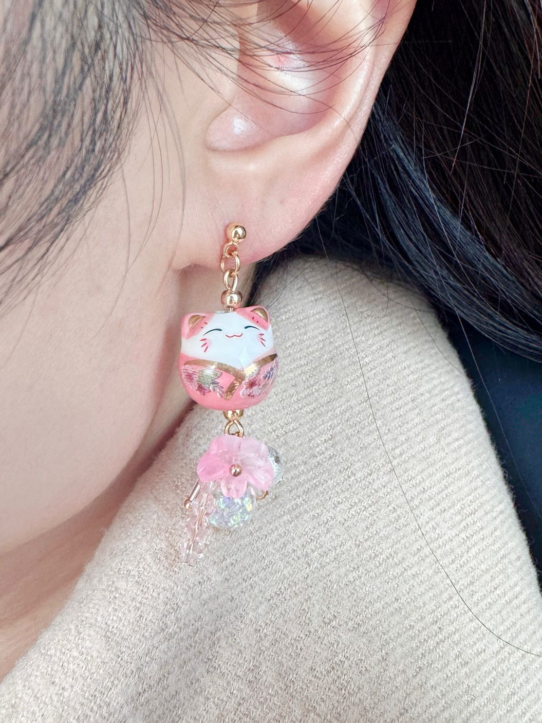 粉紅色招財貓櫻花水晶球耳環 上耳圖