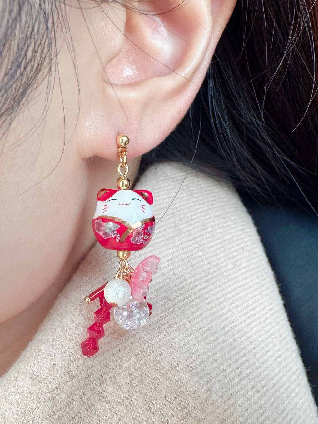 紅色招財貓櫻花水晶球耳環 上耳圖