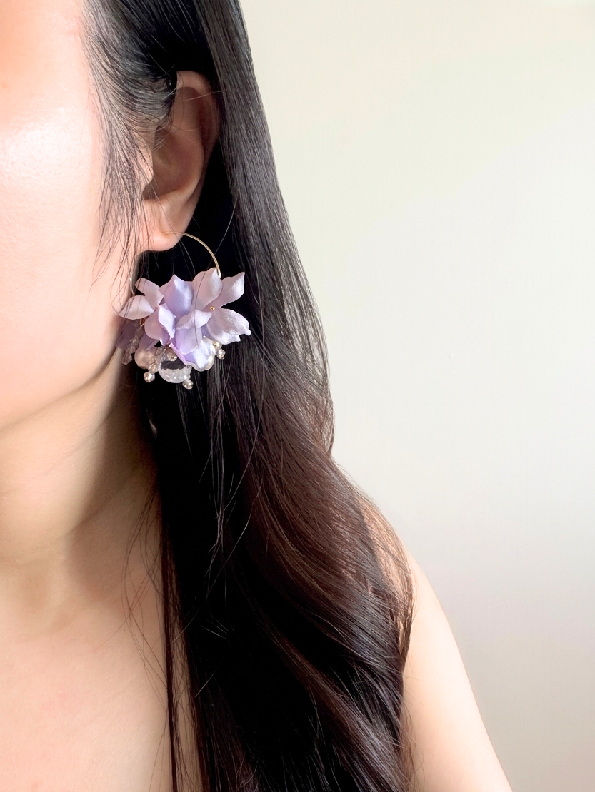 香港手作耳環 - 緞面繡球花水晶球花環耳環 上耳圖 (Handmade Earrings)