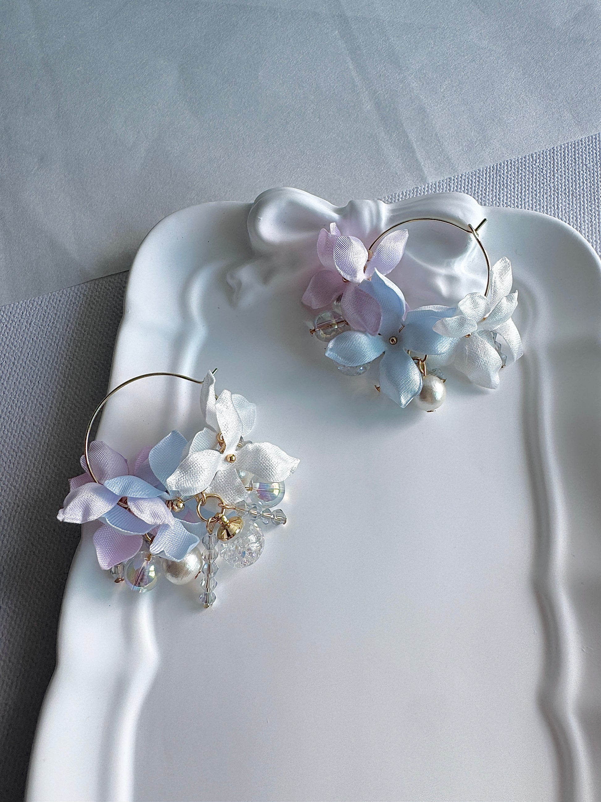 香港手作耳環 - 緞面繡球花水晶球花環耳環 夢幻色 (Handmade Earrings)