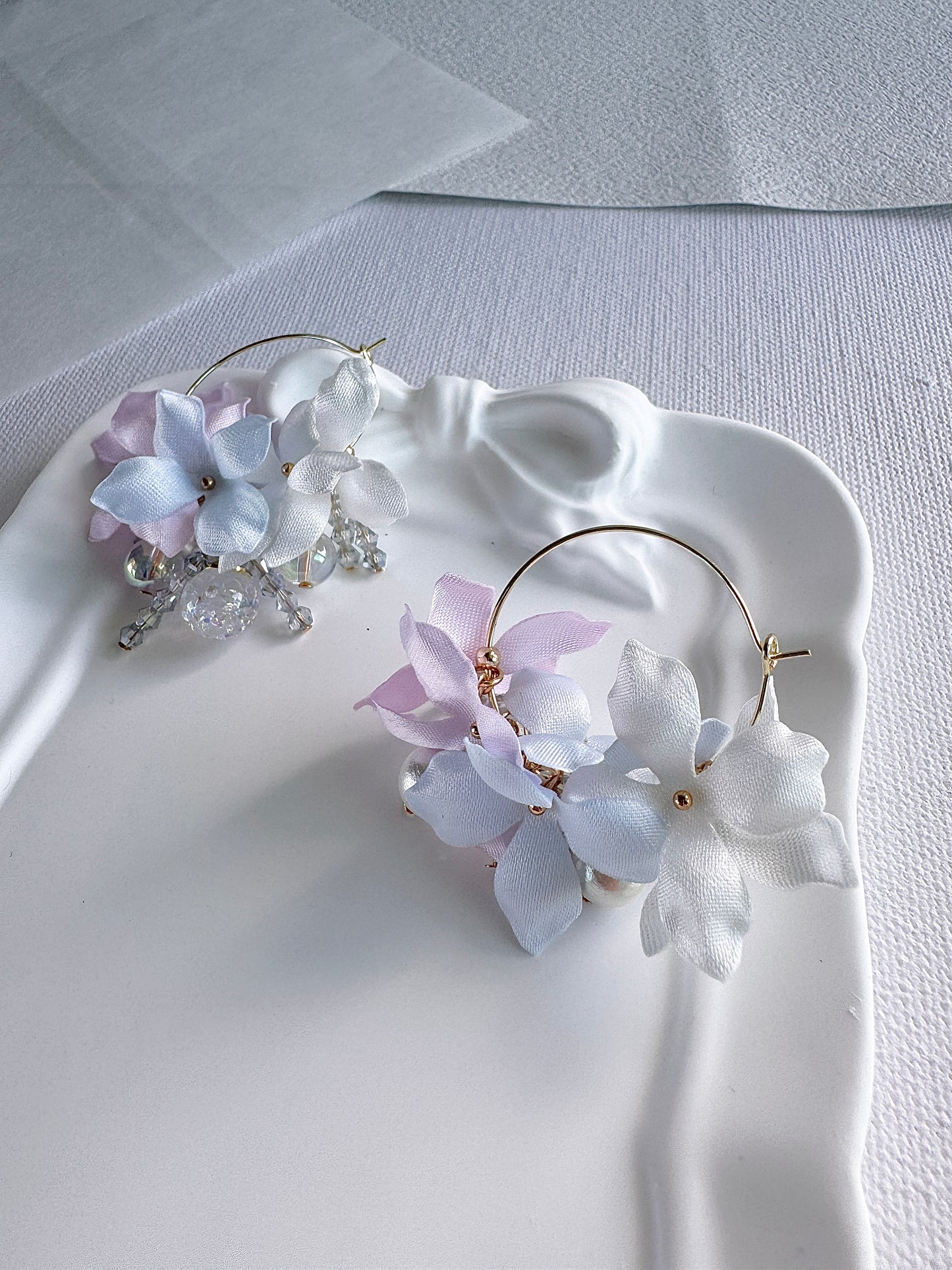 香港手作耳環 - 緞面繡球花水晶球花環耳環 夢幻色 (Handmade Earrings)