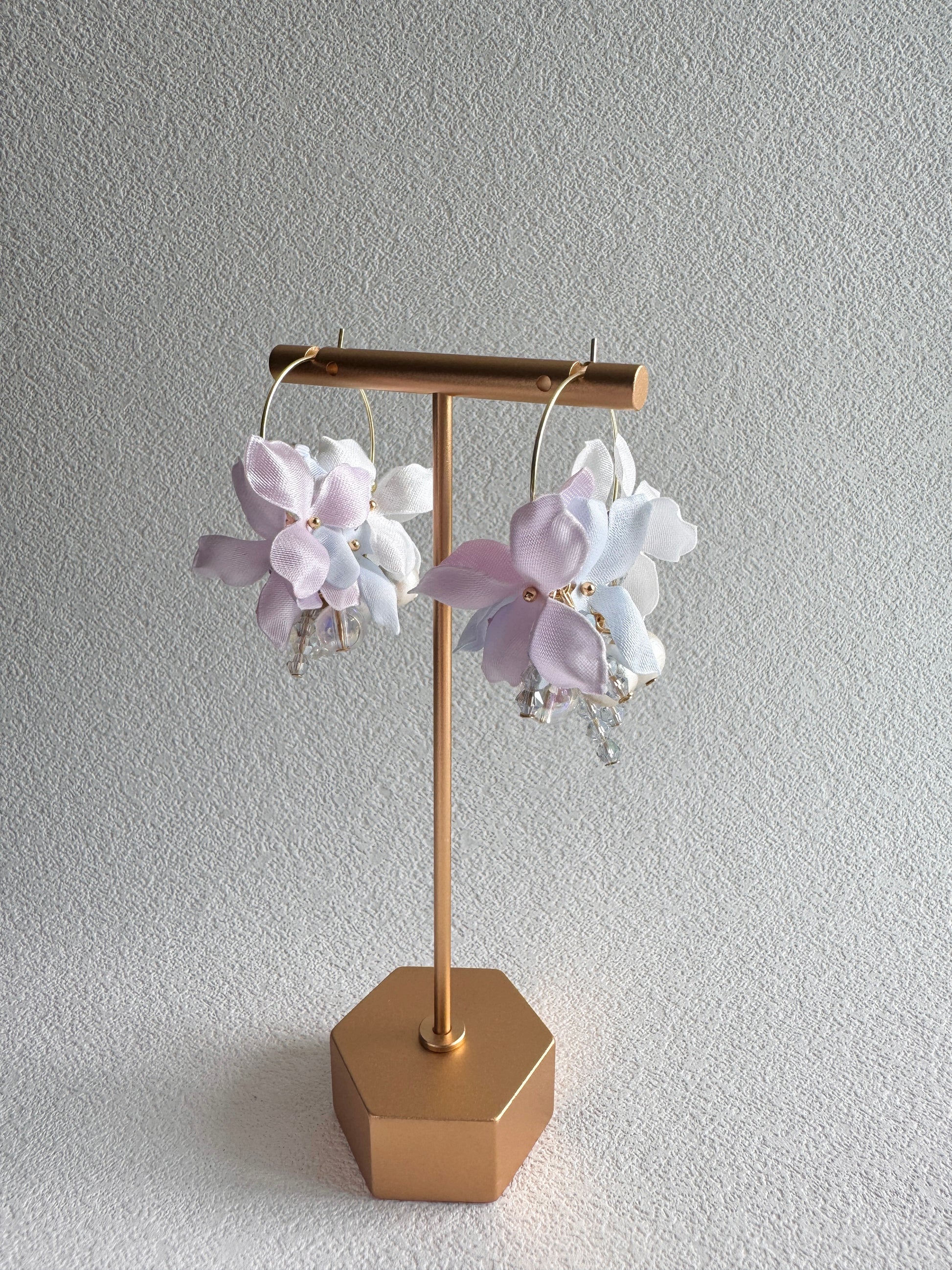 香港手作耳環 - 緞面繡球花水晶球花環耳環 夢幻色 (Handmade Earrings)