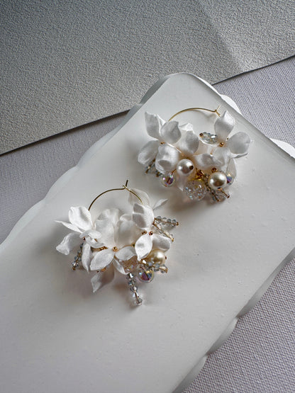 香港手作耳環 - 緞面繡球花水晶球花環耳環 純白色 (Handmade Earrings)