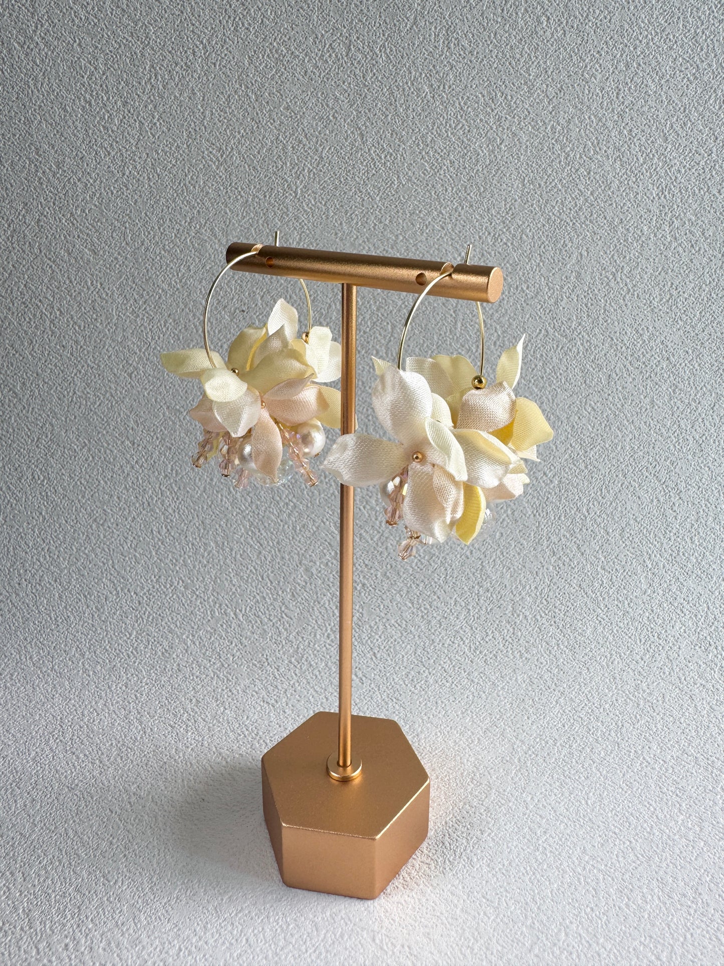 香港手作耳環 - 緞面繡球花水晶球花環耳環 (Handmade Earrings)