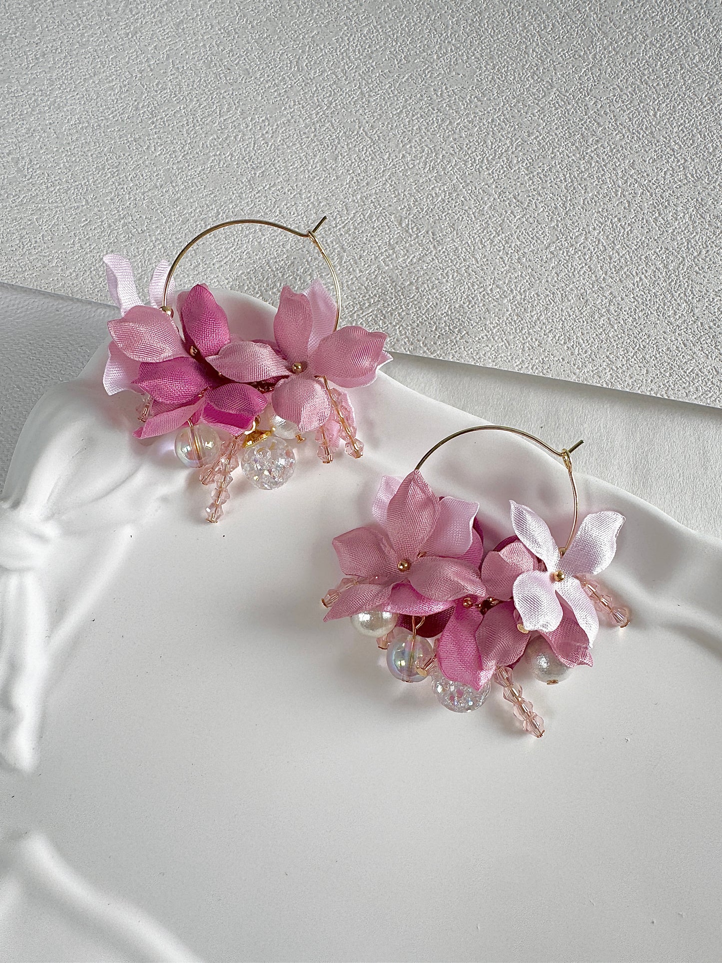 香港手作耳環 - 緞面繡球花水晶球花環耳環 粉紅色 (Handmade Earrings)