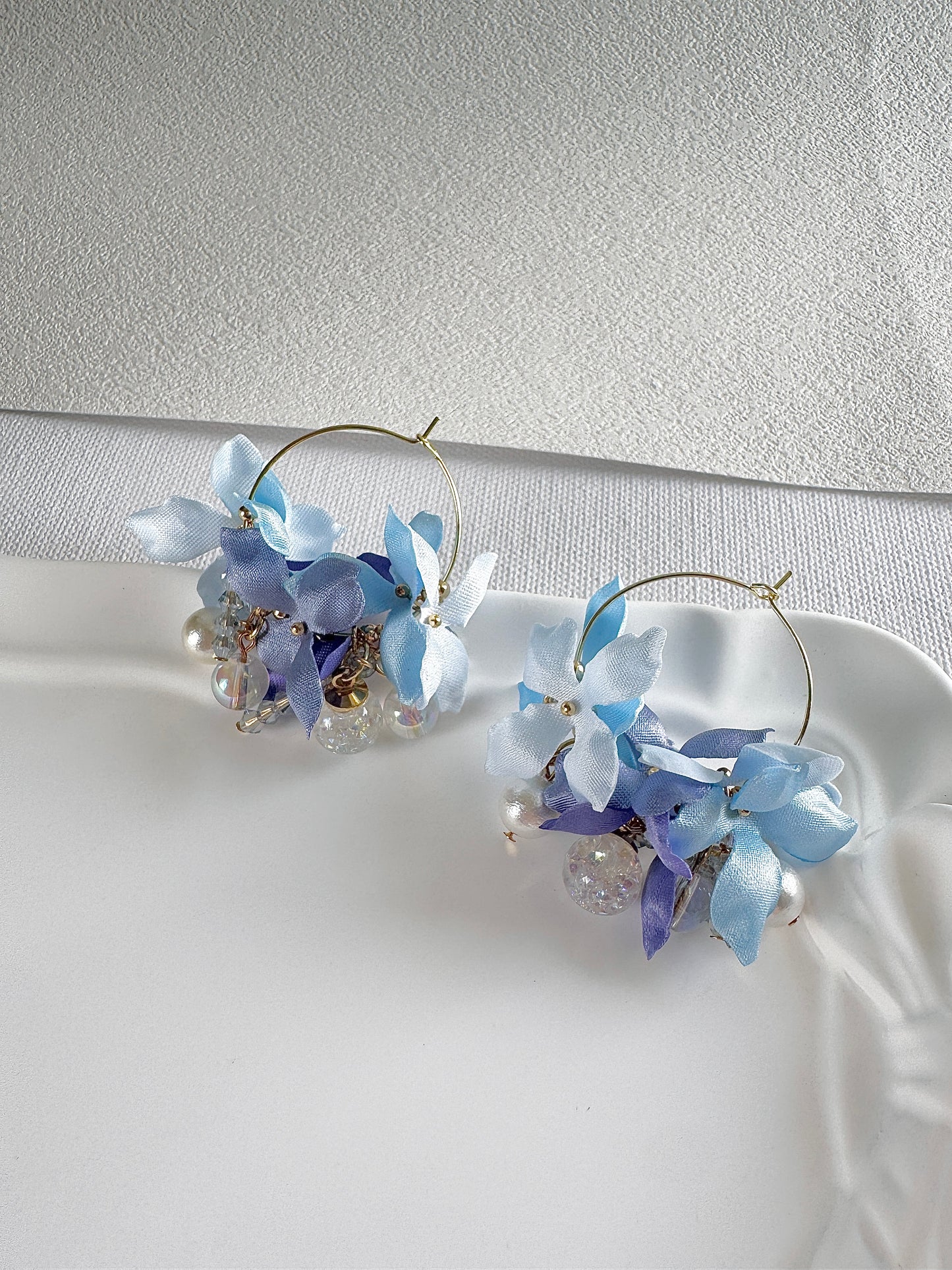 香港手作耳環 - 緞面繡球花水晶球花環耳環 深藍色 (Handmade Earrings)