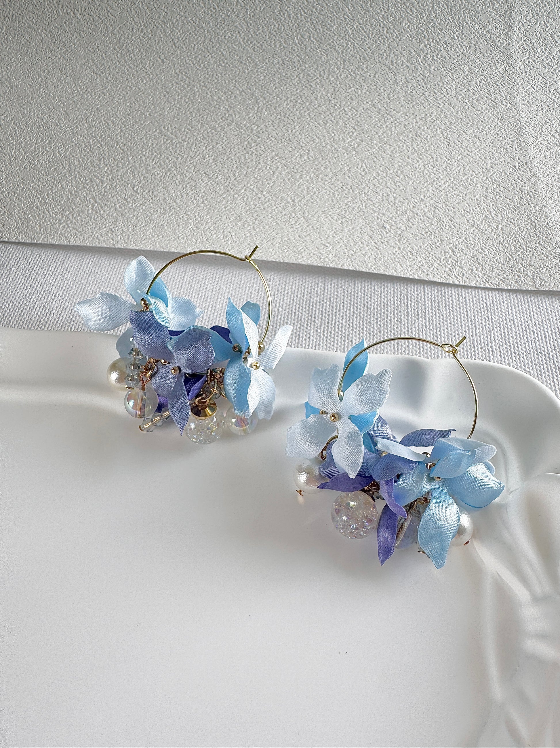 香港手作耳環 - 緞面繡球花水晶球花環耳環 深藍色 (Handmade Earrings)