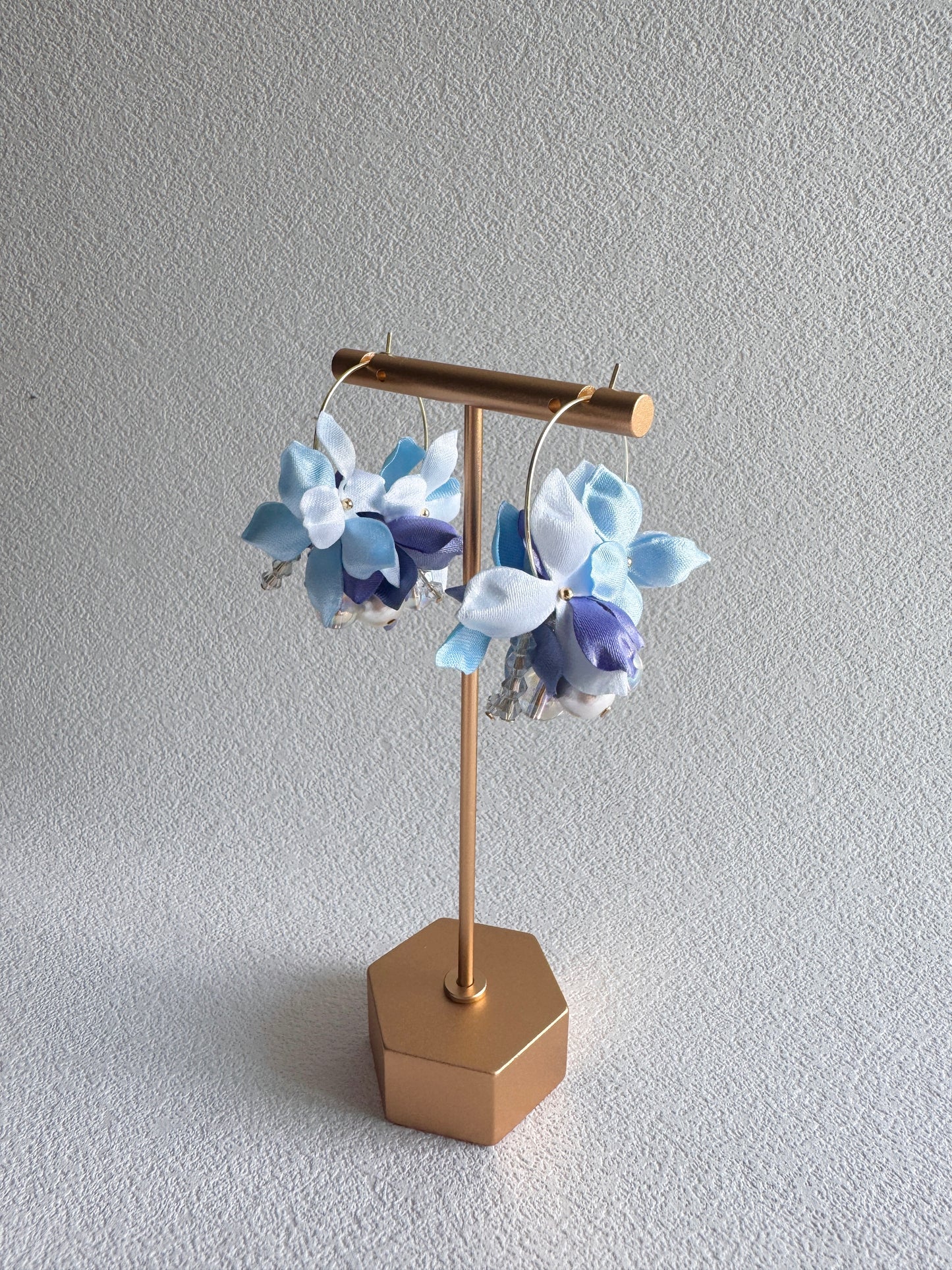 香港手作耳環 - 緞面繡球花水晶球花環耳環 藍色 (Handmade Earrings)