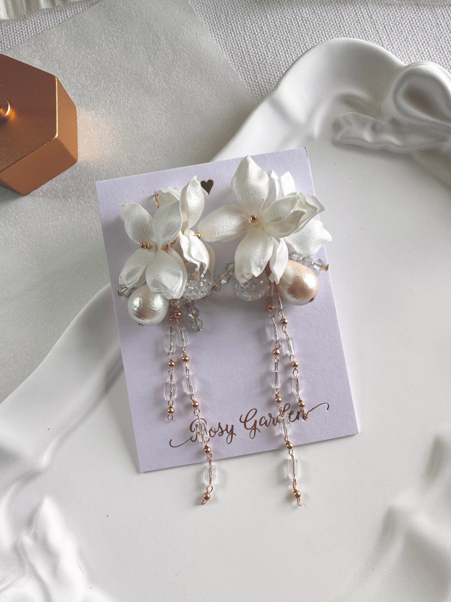 香港手作耳環 - 緞面繡球花晶串水晶球耳環 婚紗純白色 (Handmade Earrings hk)