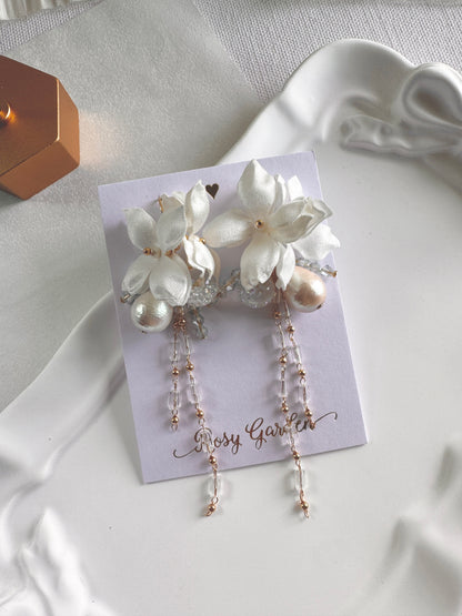 香港手作耳環 - 緞面繡球花晶串水晶球耳環 婚紗純白色 (Handmade Earrings hk)