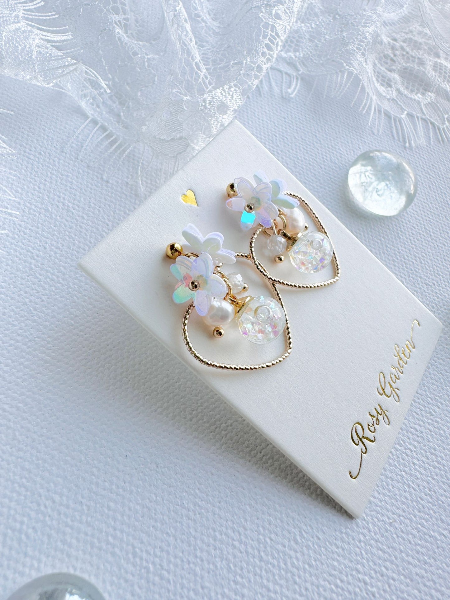 幻白花綺 心心幻彩白色水晶球耳環 可換耳夾